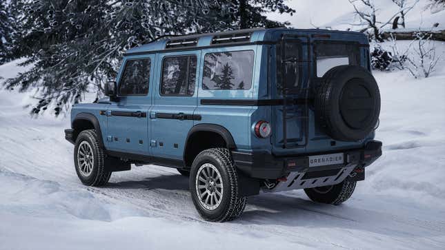 Una foto de un SUV Ineos Grenadier azul sobre la nieve. 